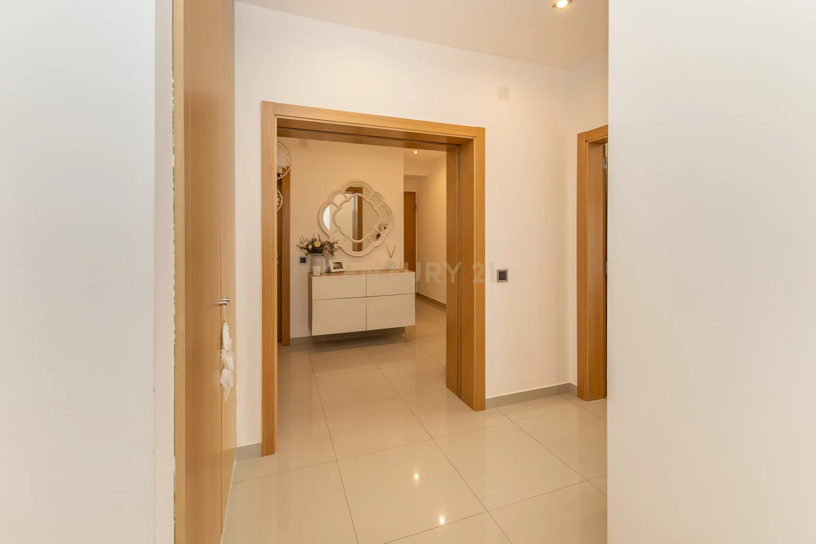 Apartamento T4 convertido em T3 - Totalmente Renovado com Materiais Premium no Centro de Setúbal - Image 19