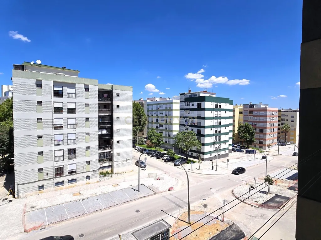 Apartamento T3 Totalmente Remodelado para Arrendamento | Bairro do Liceu | Setúbal - Image 1