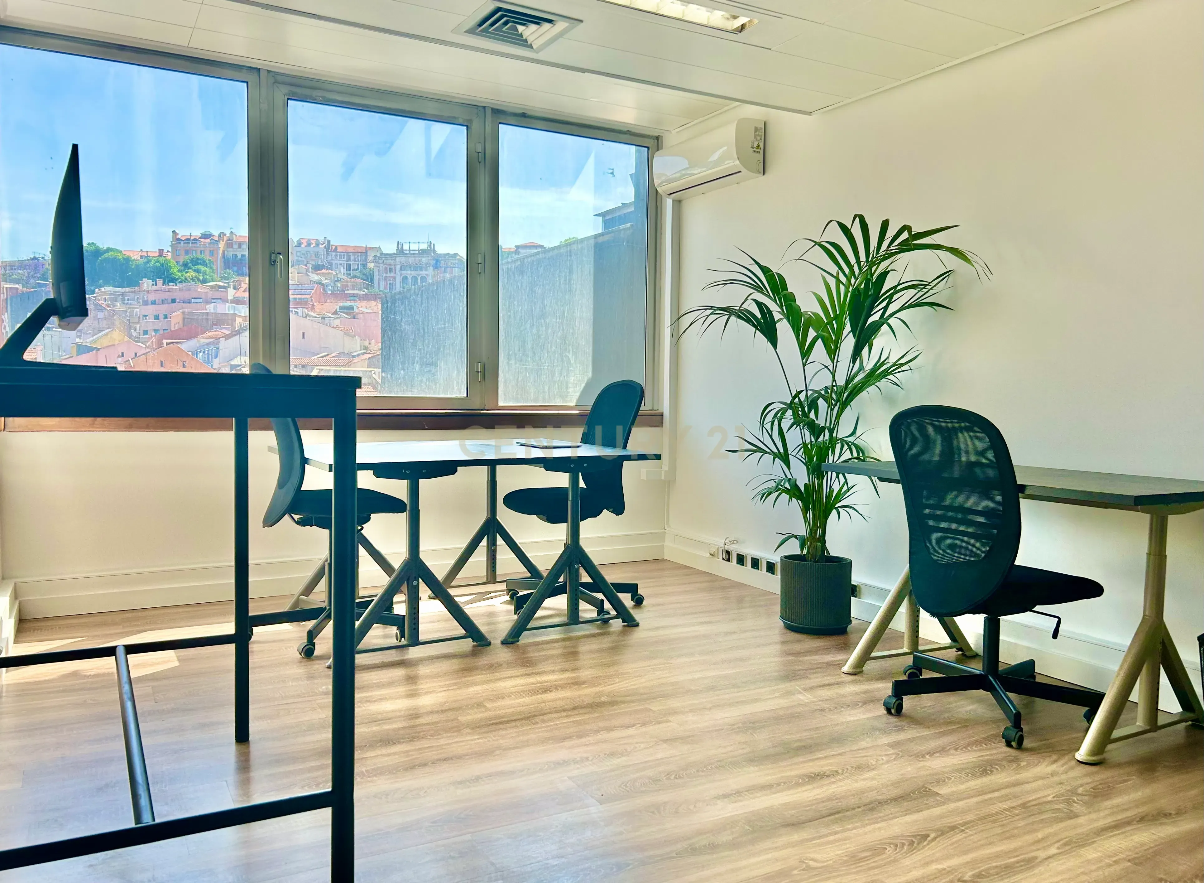 Salas de escritório para arrendamento na Av. da Liberdade, em Lisboa (entre os 13,2m2  e os 51m2 e com valores entre 1.050€ e os 2.550€/mês) - Image 2