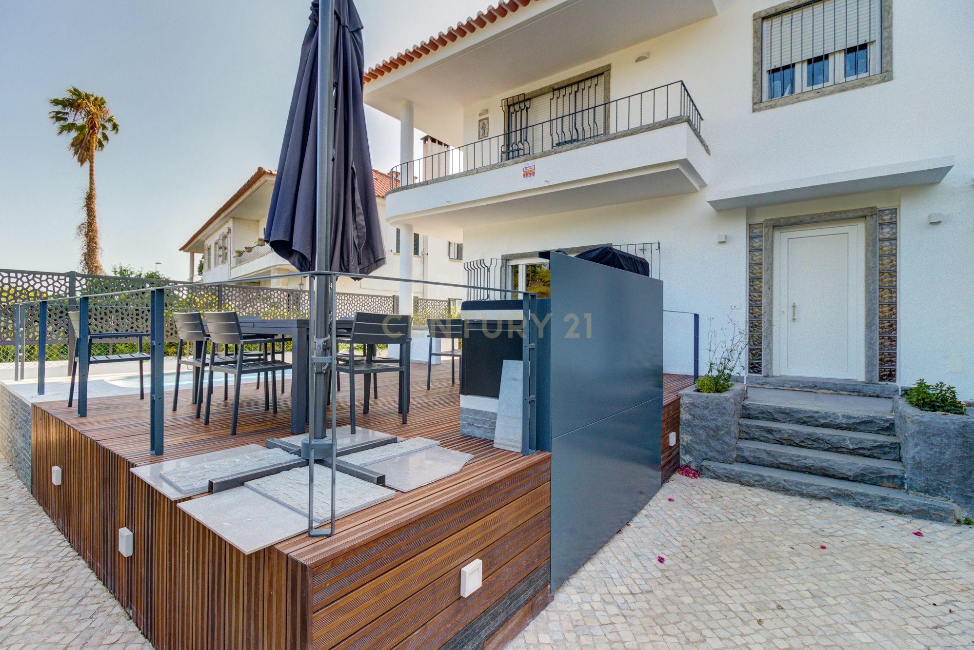 Moradia T4+1 com piscina, terraço e garagem perto da praia - Image 7