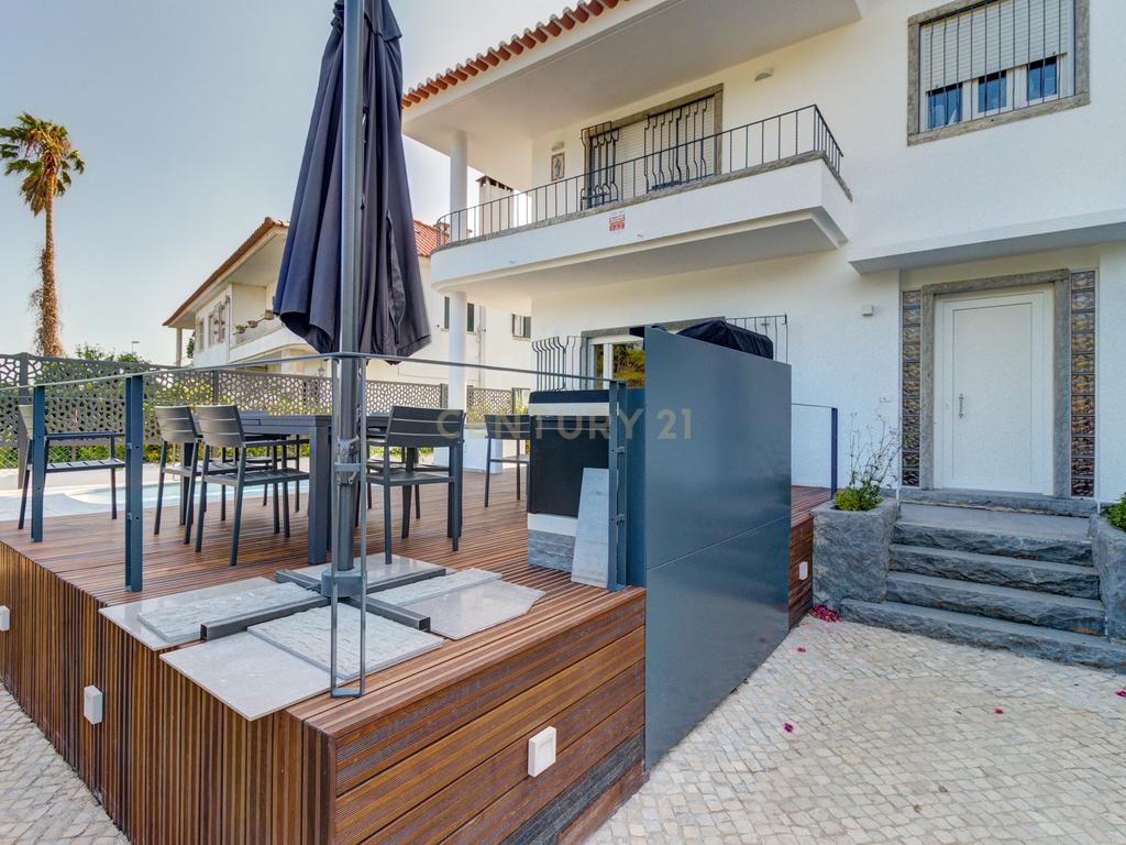Moradia T4+1 com piscina, terraço e garagem  perto da praia - Image 9