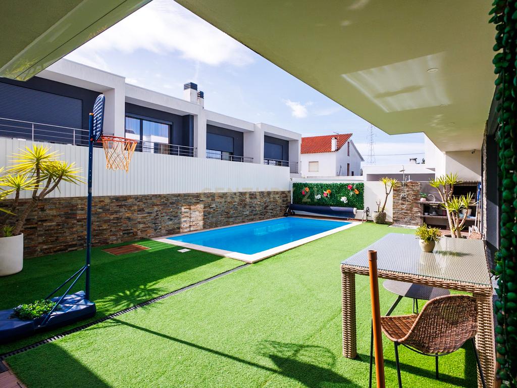 Moradia Moderna com Piscina e Acabamentos de Excelência na Marisol - Image 45