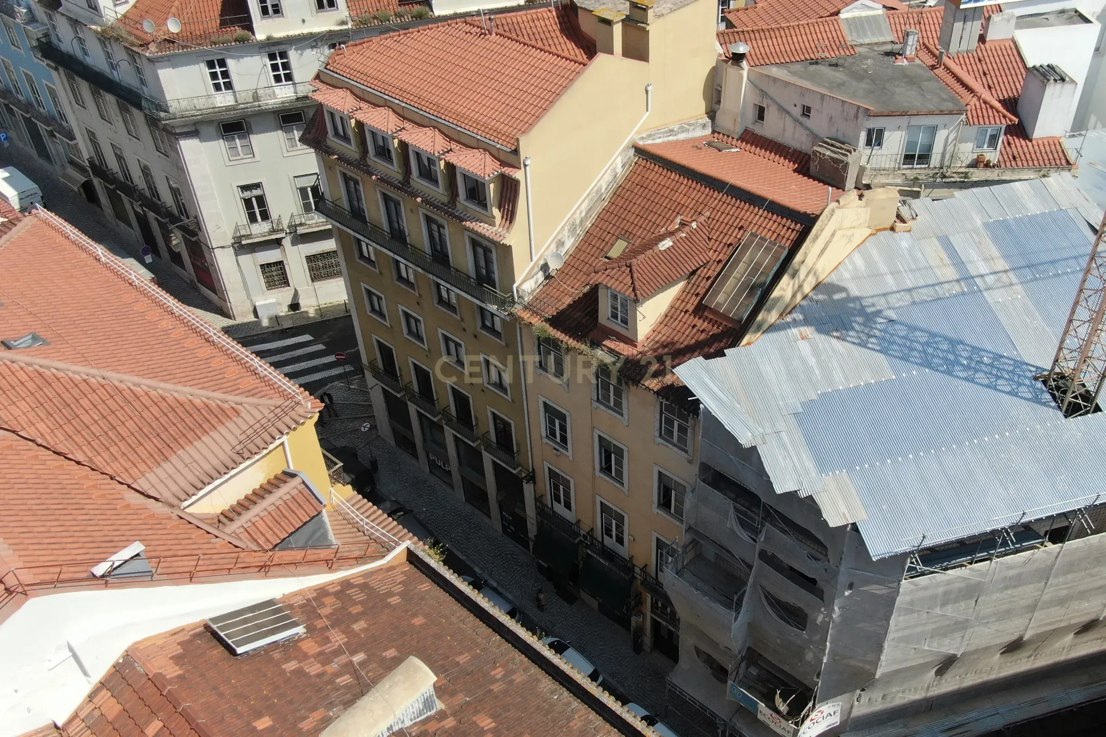 T2 em prédio pombalino na Rua da Madalena N.90, em plena Baixa de Lisboa. Para Venda. - Image 1
