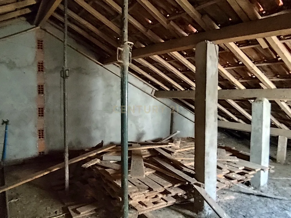Oportunidade Única, Sótão de 84m² para Recuperação - Image 6