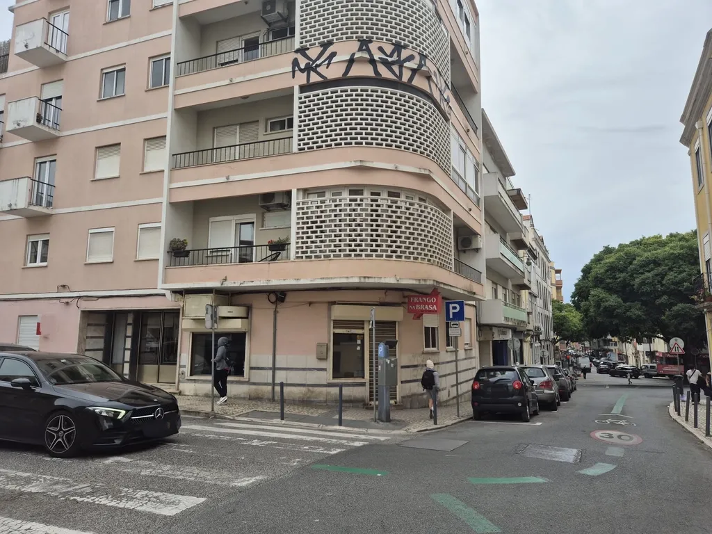 Espaço Comercial com Saída de Fumos em Excelente Localização - Image 4