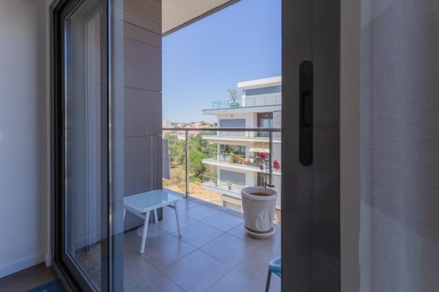 Luxuoso apartamento T3 duplex com Vista Panorâmica em Quinta de Santa Teresa, Charneca de caparica - Image 2