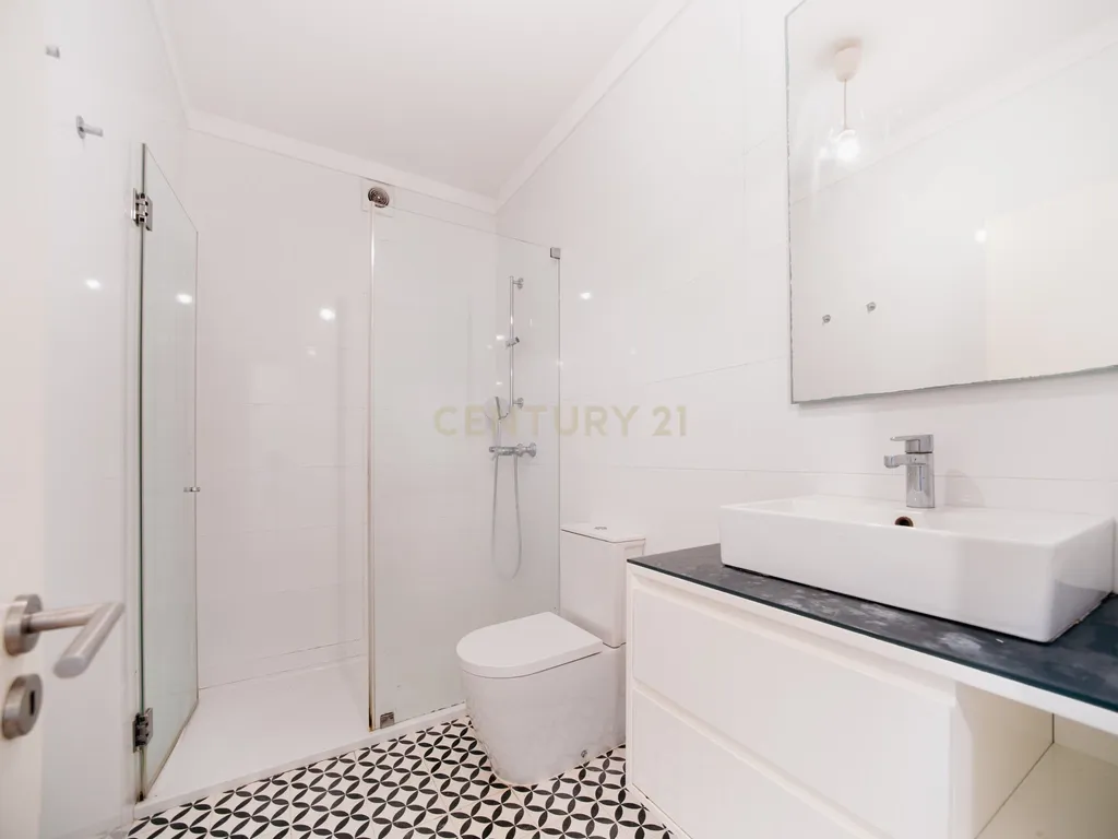 Apartamento T2 na Rua Manuel Carqueja - junto à Praça Velasquez - Porto - Image 17