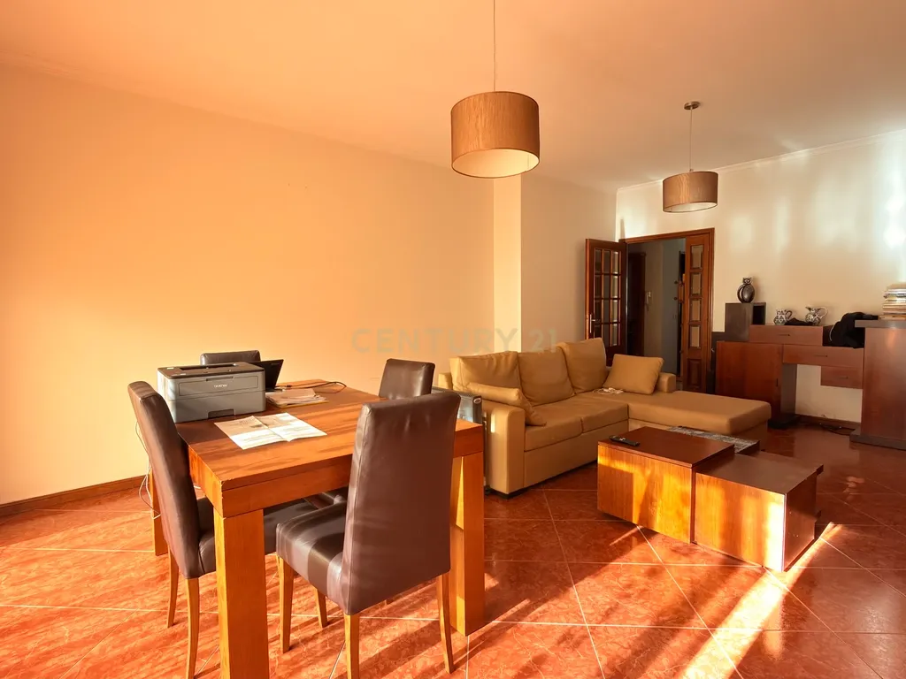 Apartamento T3 em Lousada com Garagem e Varandas - Image 2