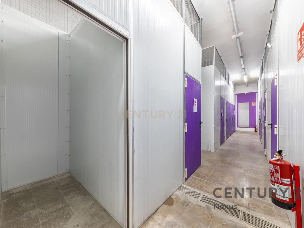 Investimento Excepcional em Ripollet! Lote com 63 Arrecadações Rentáveis, Estacionamento e Acesso Direto - Image 5