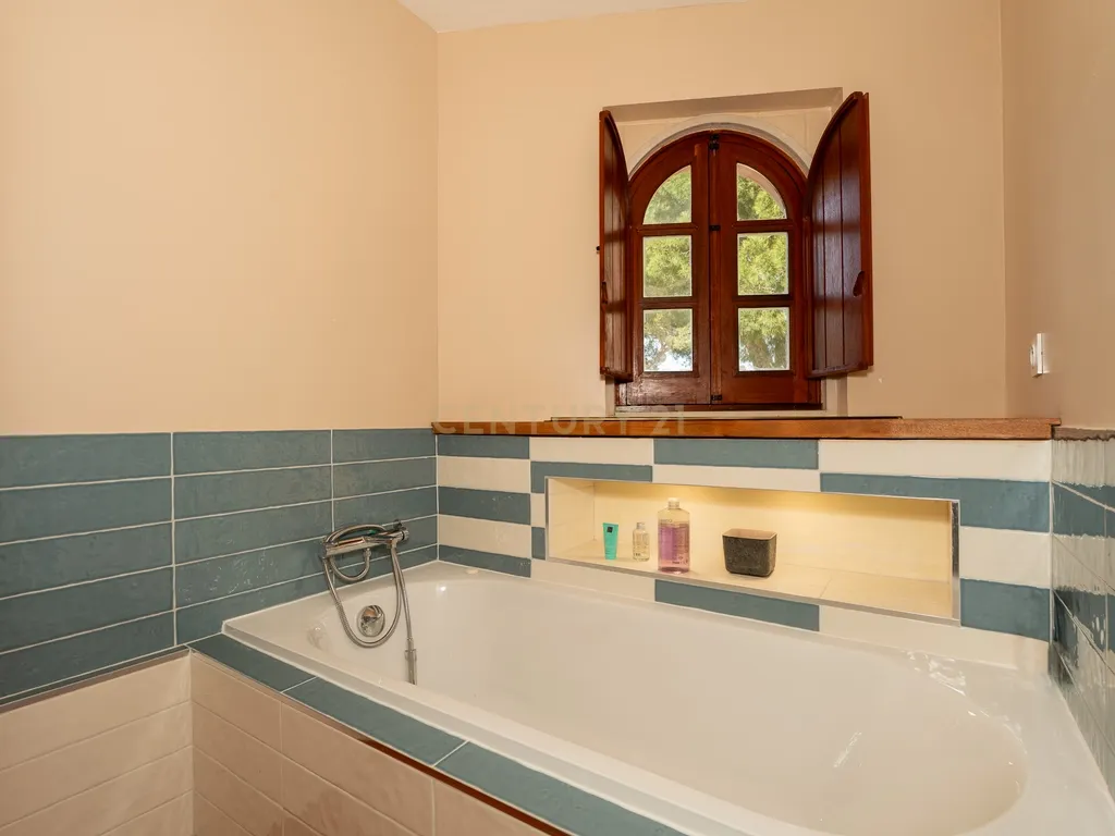 Fabulosa Quinta com lote de terreno de 22.381 m2, onde se encontra inserida uma moradia composta por dois pisos, com uma área bruta de 623 m2, uma área útil de 304 m2 e uma área bruta dependente de 319 m2, localizada em Santo Isidro de Pegões, na zona de Pegões, a pouca distância das belas praias de Setúbal. - Image 54