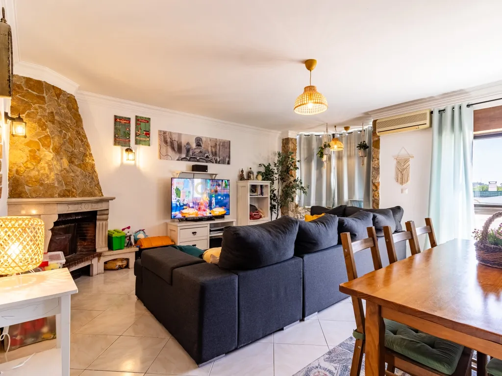 Apartamento T3 Espaçoso e Luminoso em Zona Tranquila de Sesimbra - Image 4