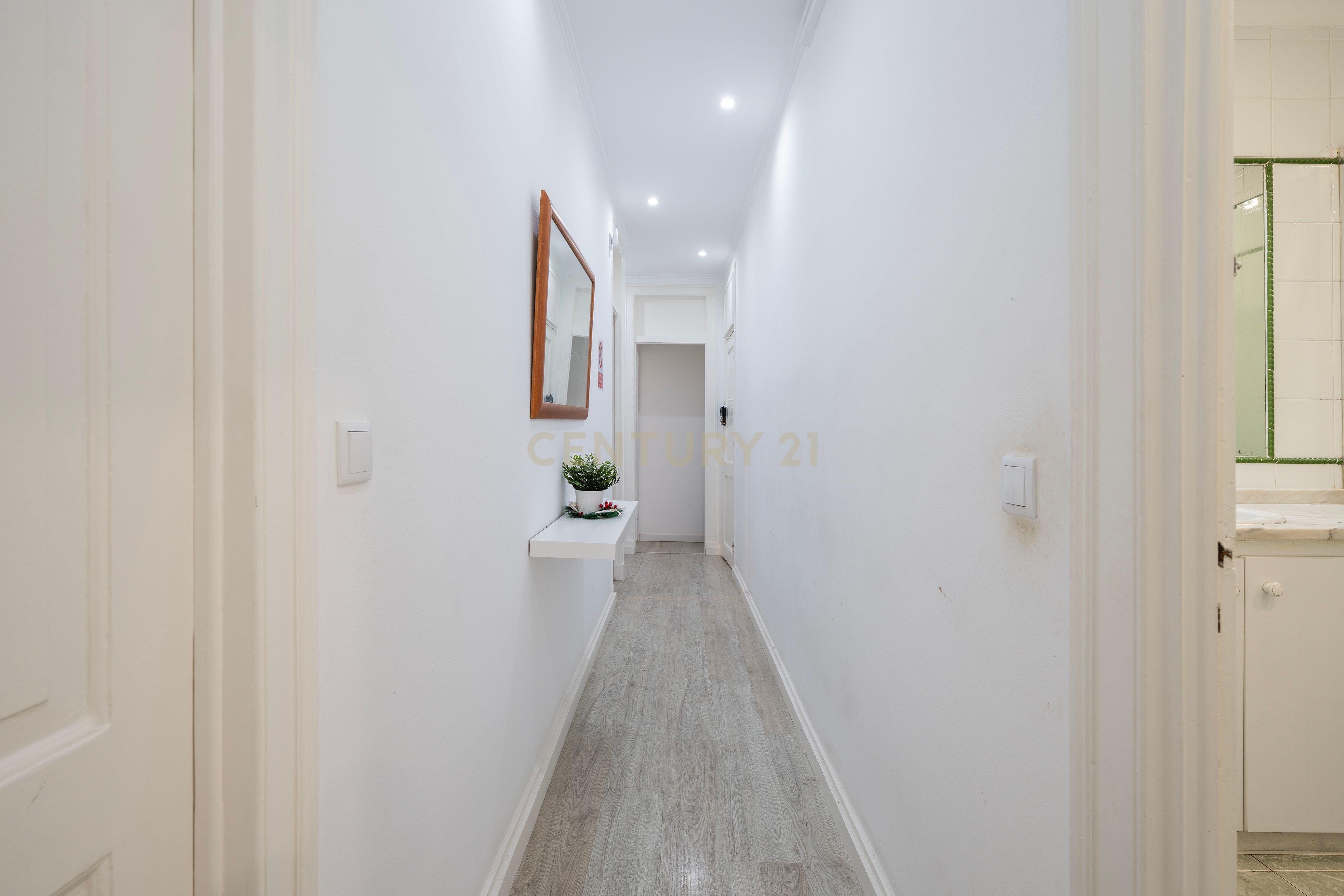 Fotografia 5 de T4 em Arroios - ótimo investimento