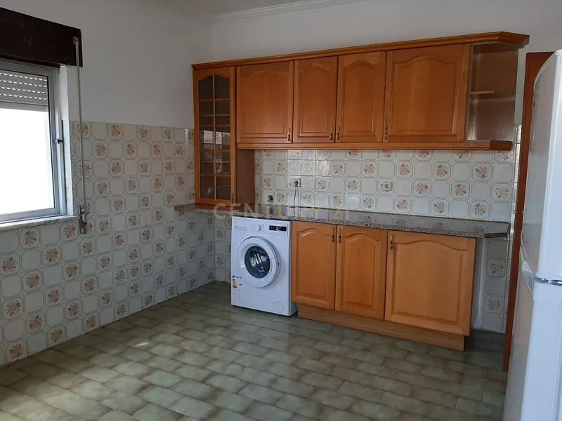 Andar de Moradia T2 com Logradouro e Garagem, na Quinta do Conde - Image 7