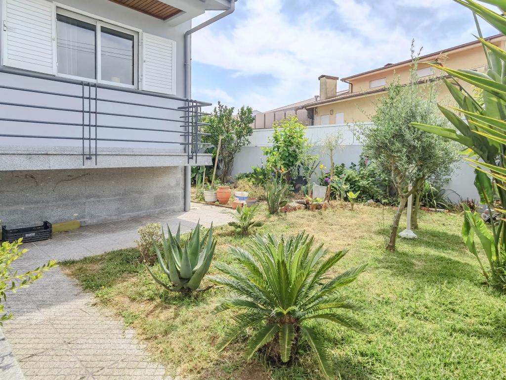 Moradia T4 de 4 Frentes com Jardim, Cozinha Regional e Garagem – Custoias, Matosinhos - Image 36