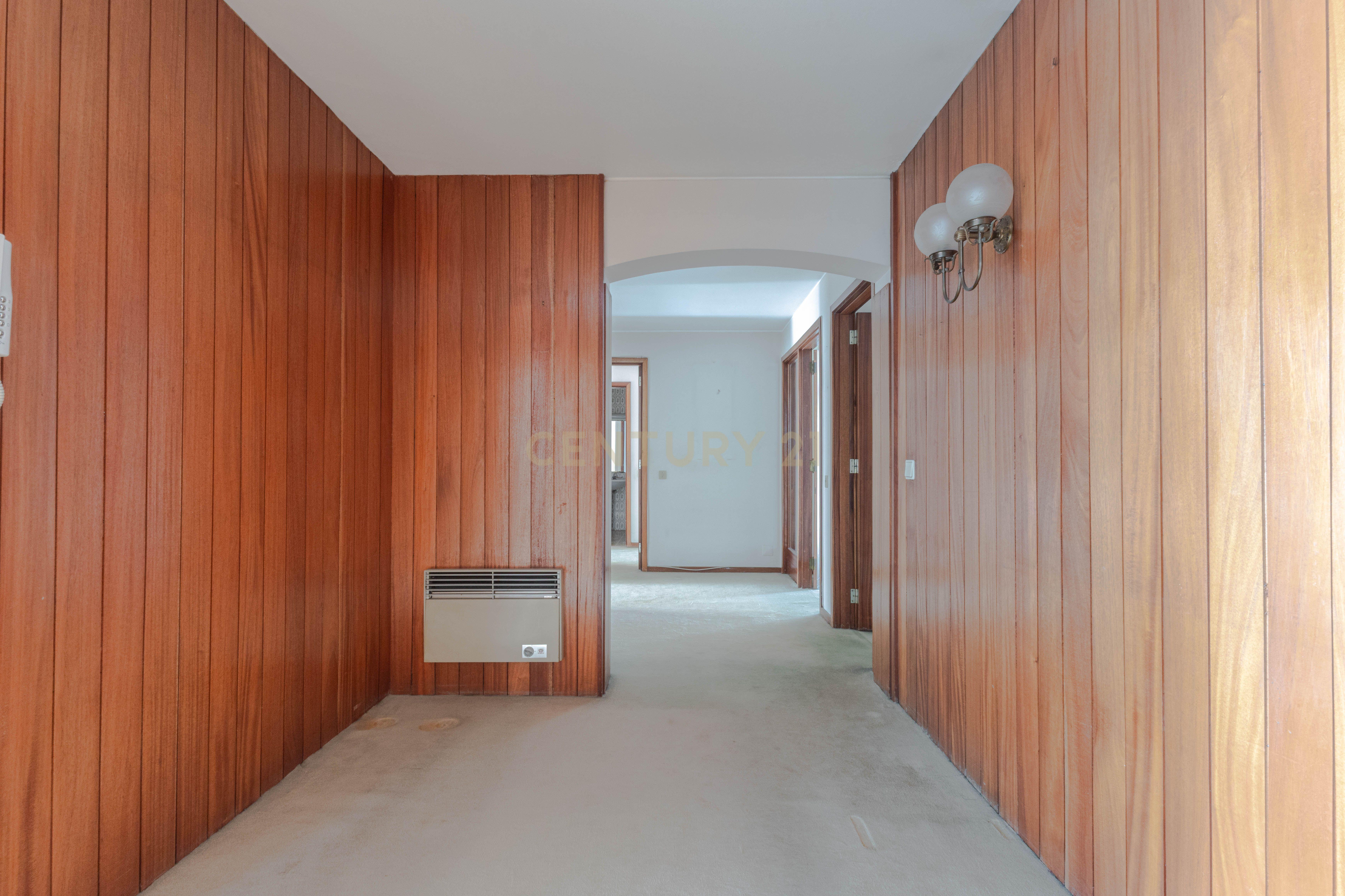 Apartamento T4  Construção Ferreira do Santos 2 lugares de garagem +arrumos  na Avenida Fernão de Magalhães — Espaço, Potencial e Distinção no Coração da Cidade