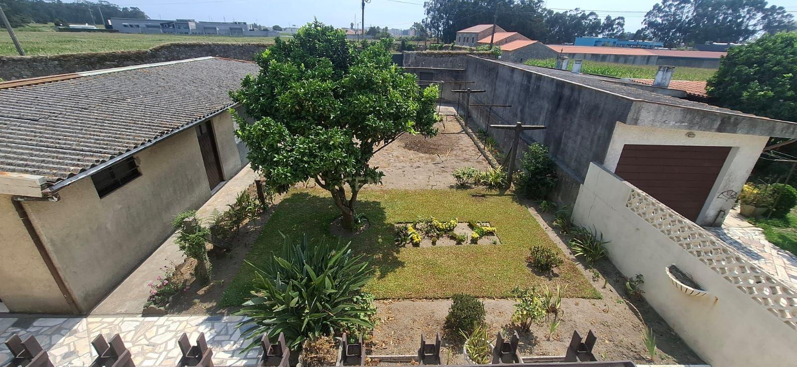 Fotografia 3 de MORADIA DE TRÊS PISOS, QUATRO FRENTES E UMA ÓTIMA ZONA EXTERIOR GIESTEIRA / PÓVOA DE VARZIM