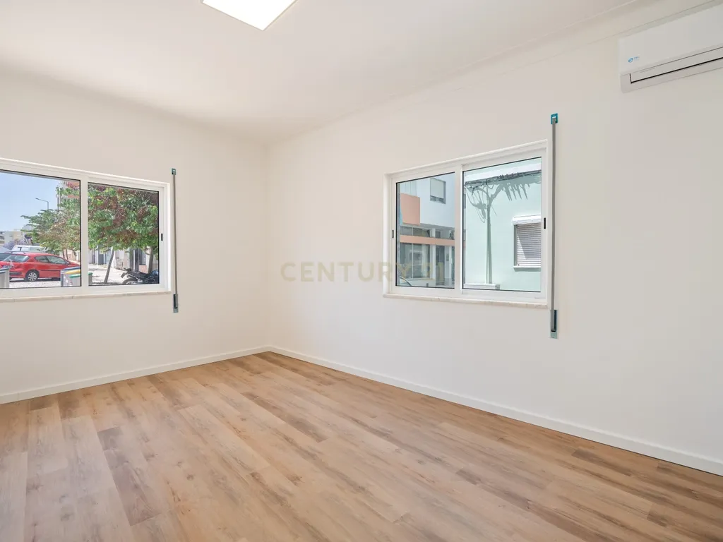 NÃO PERCA ESTA GRANDE OPORTUNIDADE! FANTÁSTICO APARTAMENTO T2 ESPAÇOSO TOTALMENTE REMODELADO MUITO BEM LOCALIZADO PRÓXIMO DE TODAS AS COMODIDADES E SERVIÇOS NO CENTRO DE PORTIMÃO E A POUCOS MINUTOS DAS PRAIAS! - Image 5