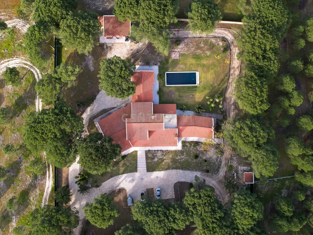 Fabulosa Quinta com lote de terreno de 22.381 m2, onde se encontra inserida uma moradia composta por dois pisos, com uma área bruta de 623 m2, uma área útil de 304 m2 e uma área bruta dependente de 319 m2, localizada em Santo Isidro de Pegões, na zona de Pegões, a pouca distância das belas praias de Setúbal. - Image 126