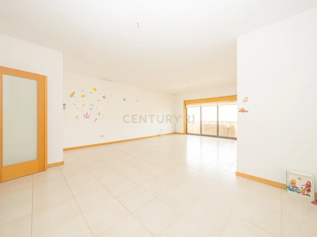 Apartamento T3 com Duas Varandas e Dois Lugares de Estacionamento, na Vila Serena, Pinhal Novo - Image 7
