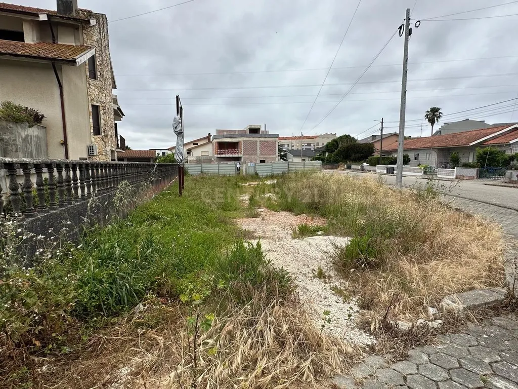 Duas moradias alvoradas + Terreno Urbano com projeto aprovado junto ao Glicinias - Image 4