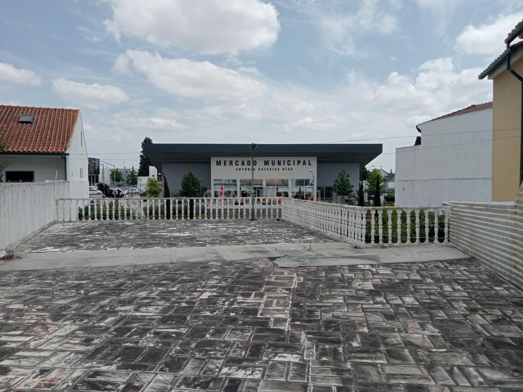 Edifício Versátil em Santarém com Vista e Acessibilidade - Image 10