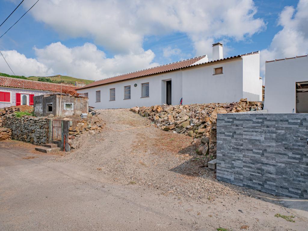 Moradia em fase de renovação na Vila de São Sebastião - Image 11