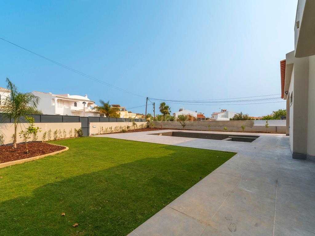 Moradia | Piscina Aquecida  | Totalmente Renovada | Gambelas - Image 47
