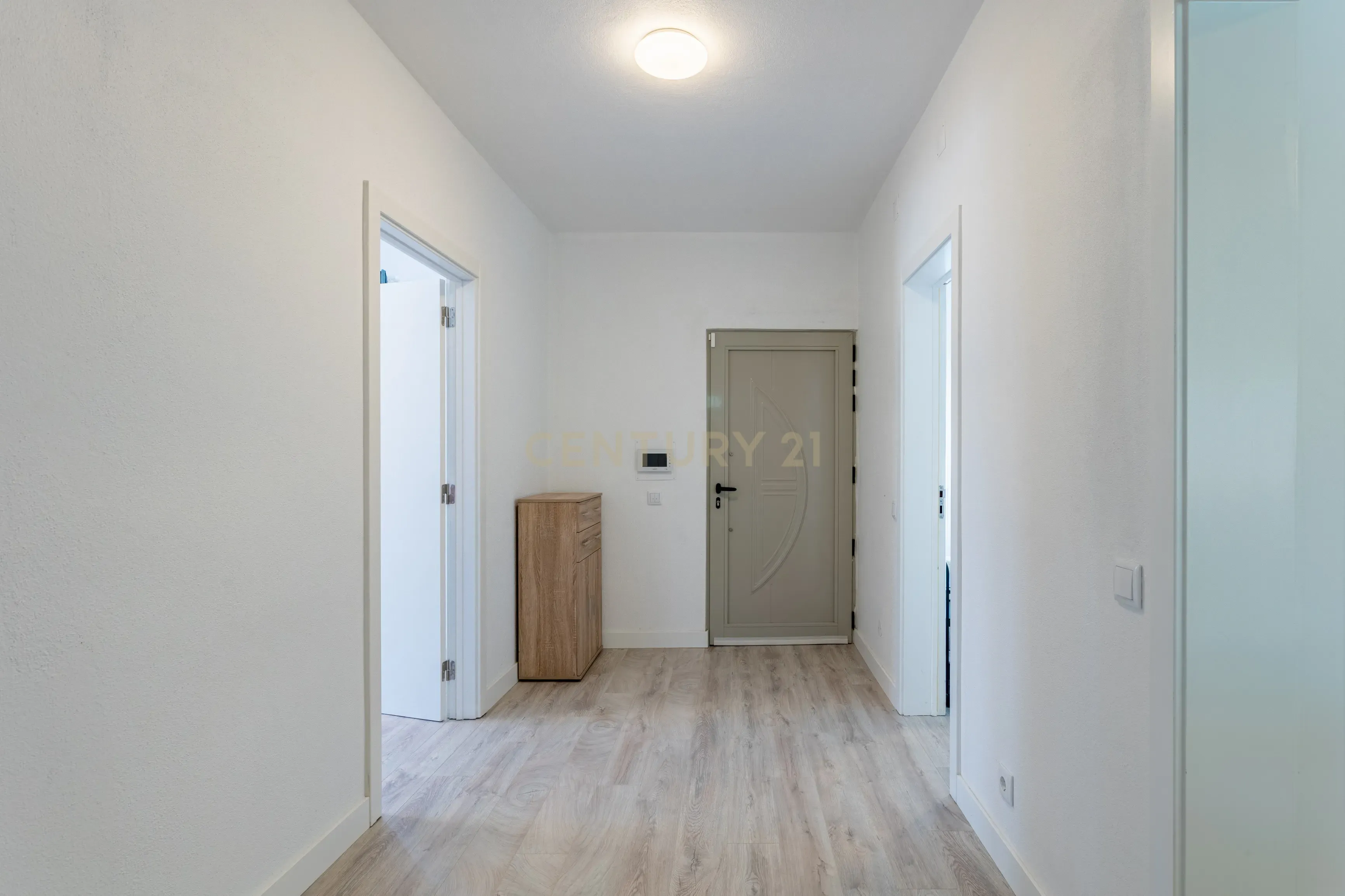 Moradia T5 isolada, inserida num lote de terreno de 750m2 em Casal de Cambra - Image 21
