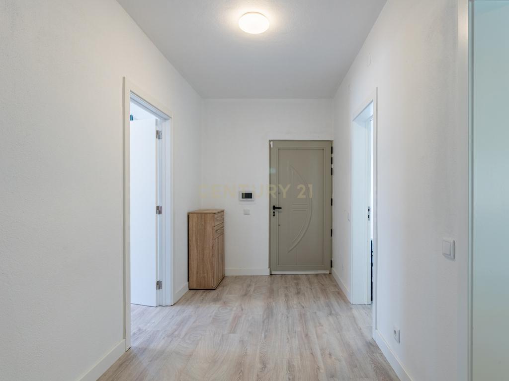 Moradia T5 isolada, inserida num lote de terreno de 750m2 em Casal de Cambra - Image 21
