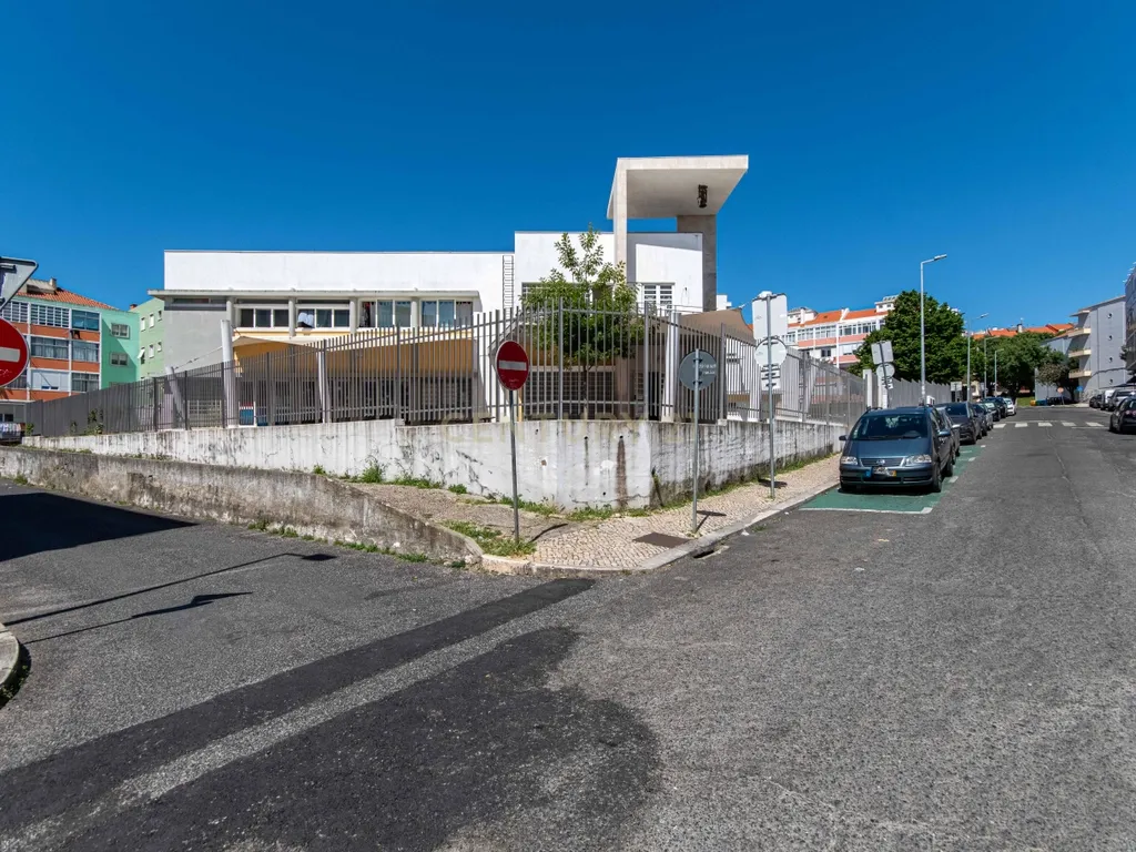 Loja de 2 pisos com montra + Arrecadação convertida em estúdio remodelado com entradas independentes (Damaia) - Image 16