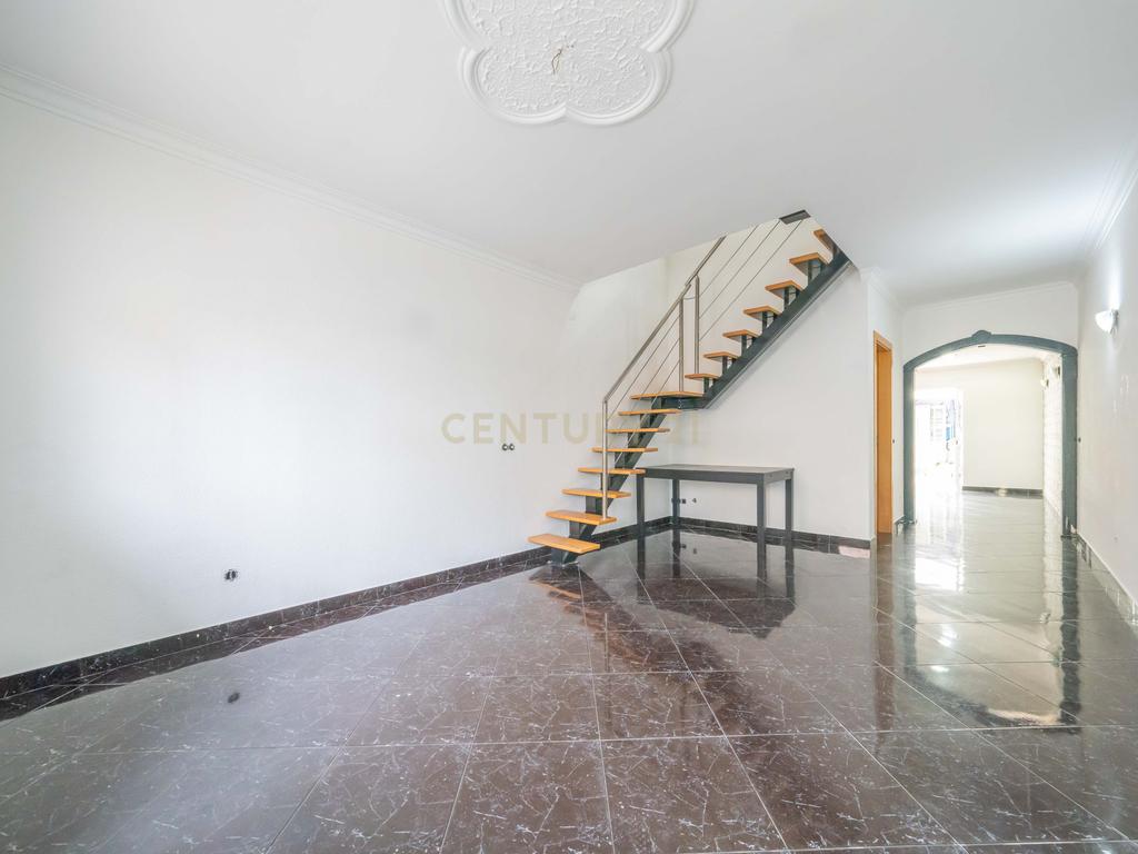 Moradia T2+1 com Aproveitamento de Sótão, Varanda e Quintal, no Peixe Frito, em Setúbal - Image 2