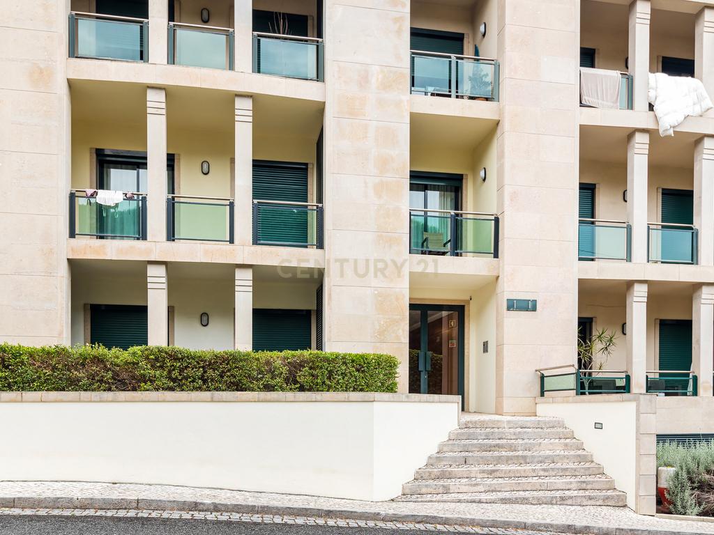 Apartamento T1 com segurança privada, piscina, garagem e arrecadação no condomínio Villa Restelo, Belém. Para Arrendar! - Image 2