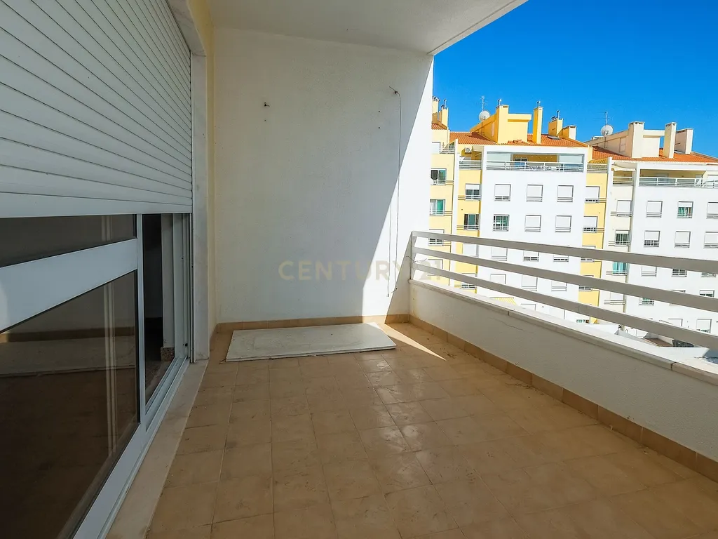 Apartamento T3 luminoso na Parede com varandas, garagem e arrecadação - Image 8