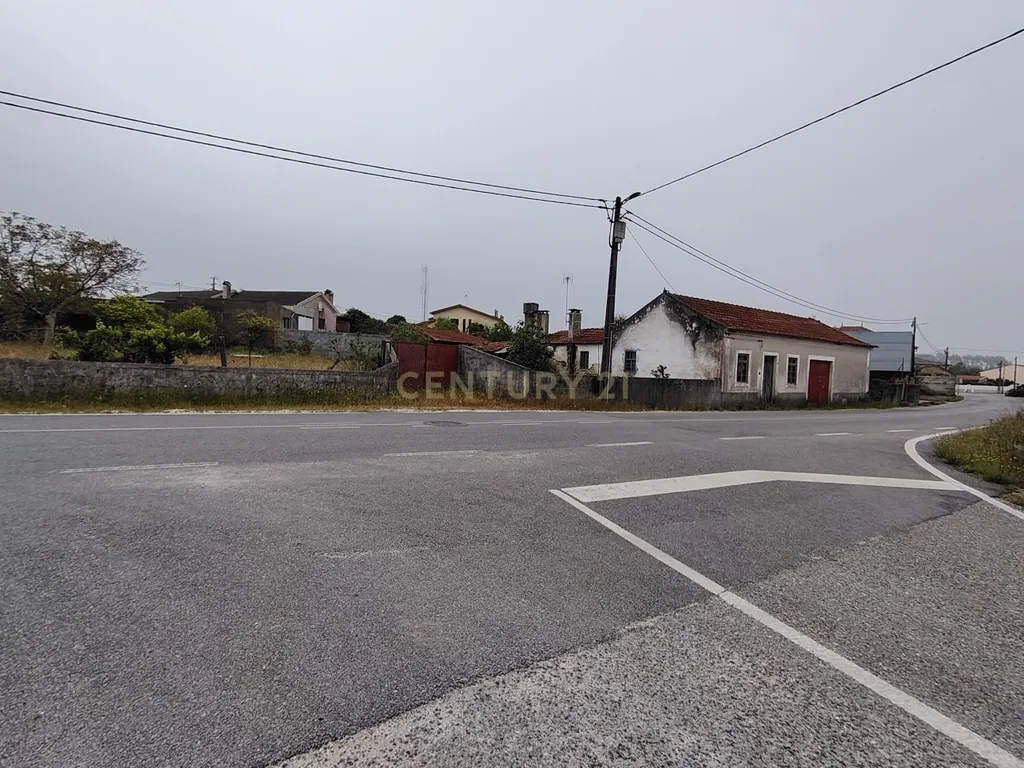 Lote com Viabilidade de Construção — Total 451 m² - Image 3