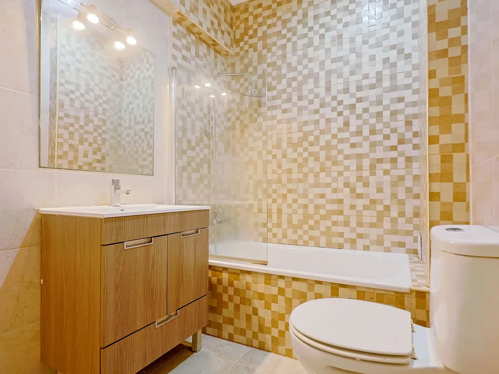 Apartamento T2, com Varanda e Terraço, Centro da Costa de Caparica. - Image 13