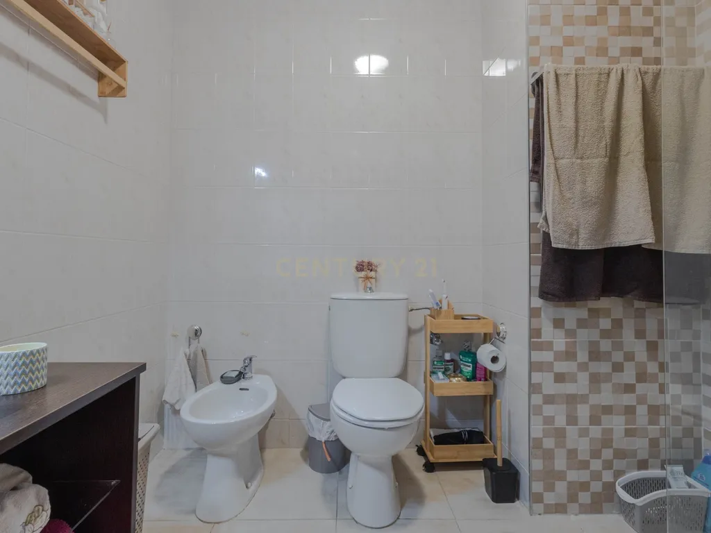 Fantástico Apartamento T2 com Lareira, Varanda e Lugar de Garagem | Fânzeres – Gondomar - Image 18