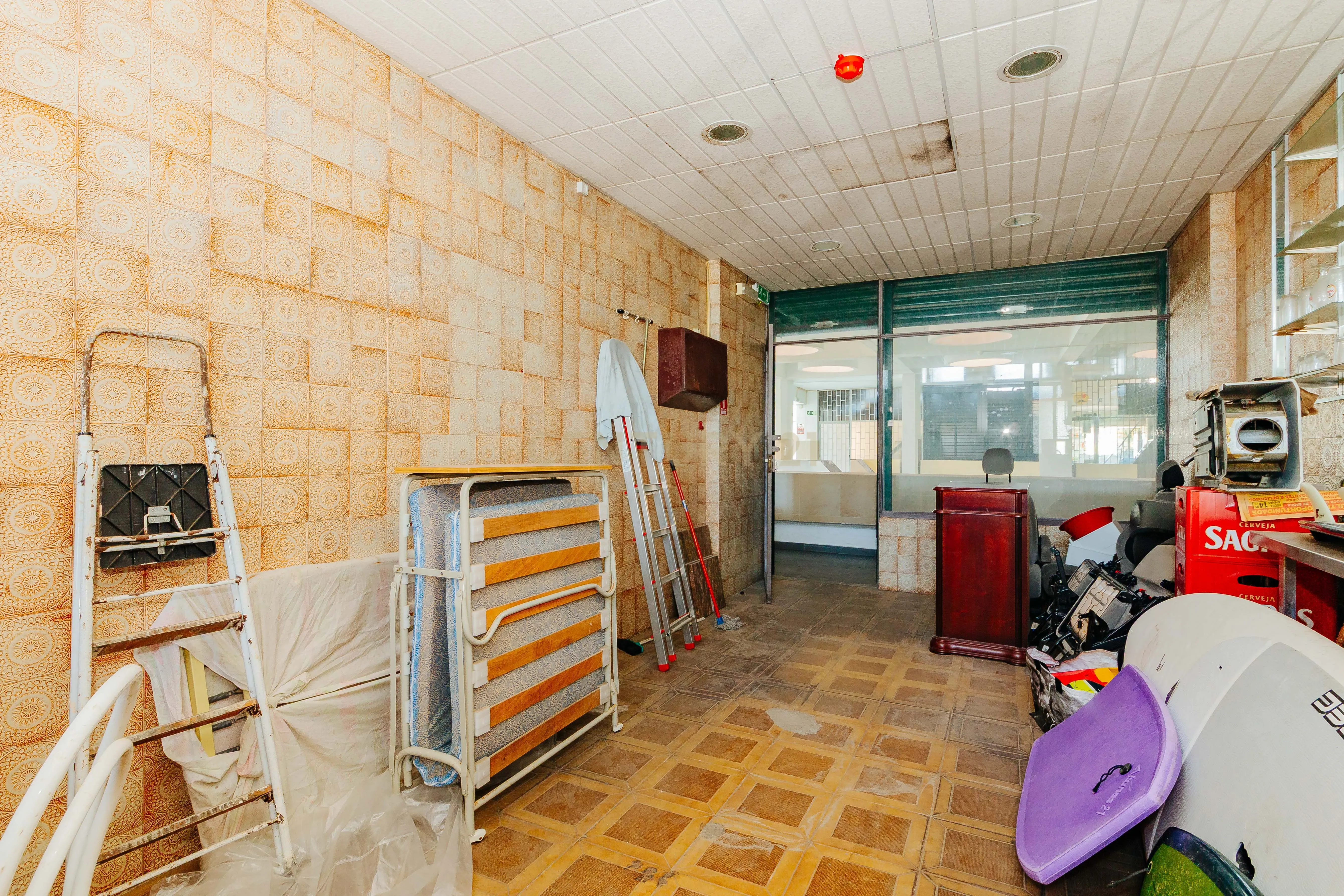 Loja para venda em Marvila, inserida numa galeria comercial. - Image 8