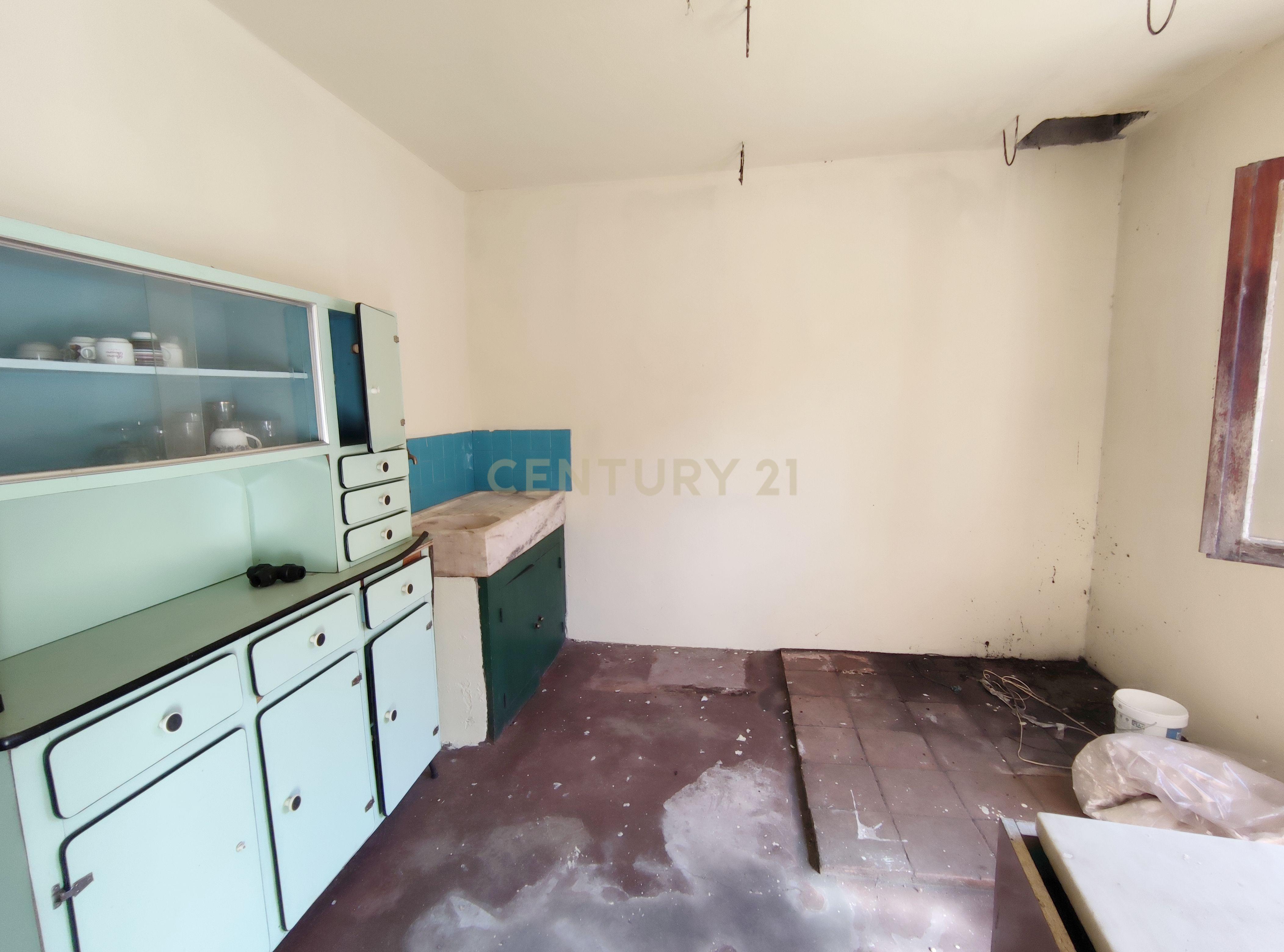 Moradia T2 para recuperar com terreno - Image 11