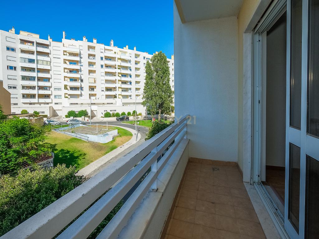 Apartamento T3 luminoso na Parede com varandas, garagem e arrecadação - Image 16