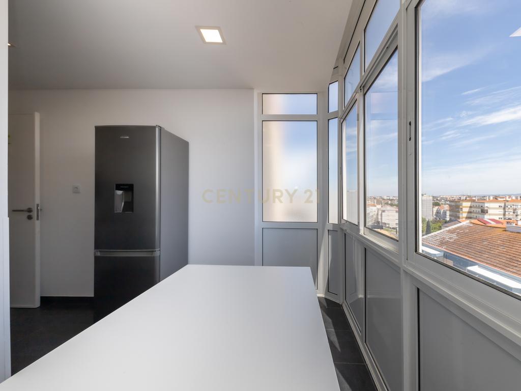 Apartamento T3 para arrendamento - 5 piso c/elevador - Amora - Image 37