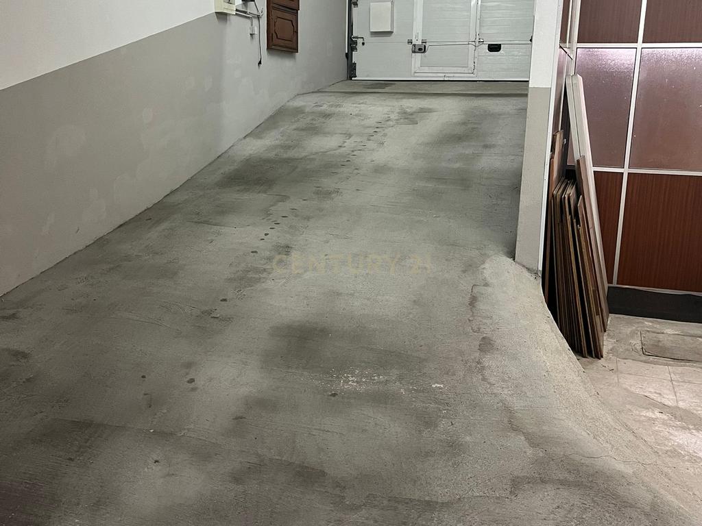 Armazém com uma área de 273 m2, localizado no Pendão – Queluz, com acesso direto por rampa e portão automatizado. - Image 4