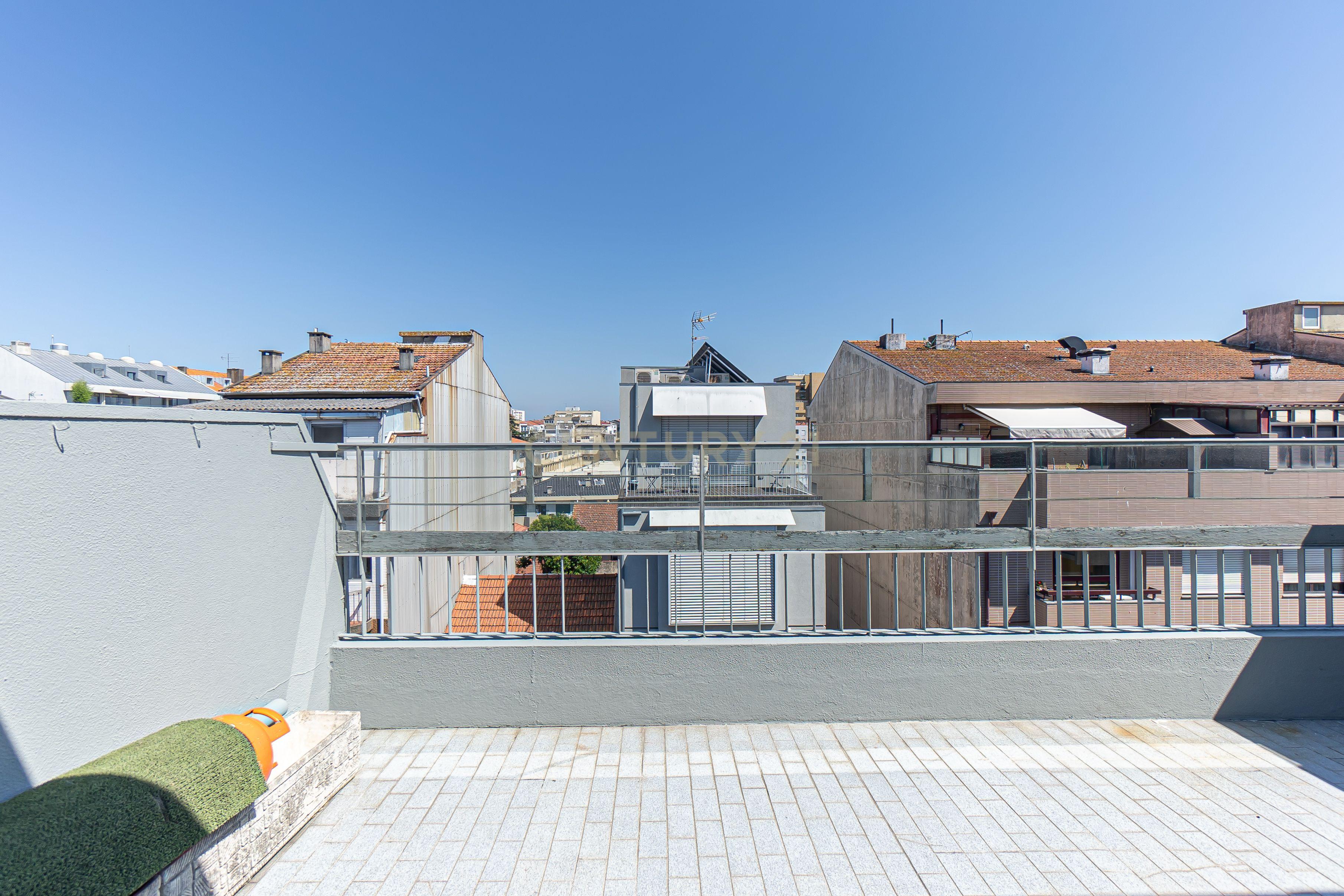 Fotografia 9 de Apartamento T2+1 com Terraço na Prestigiada Rua da Alegria