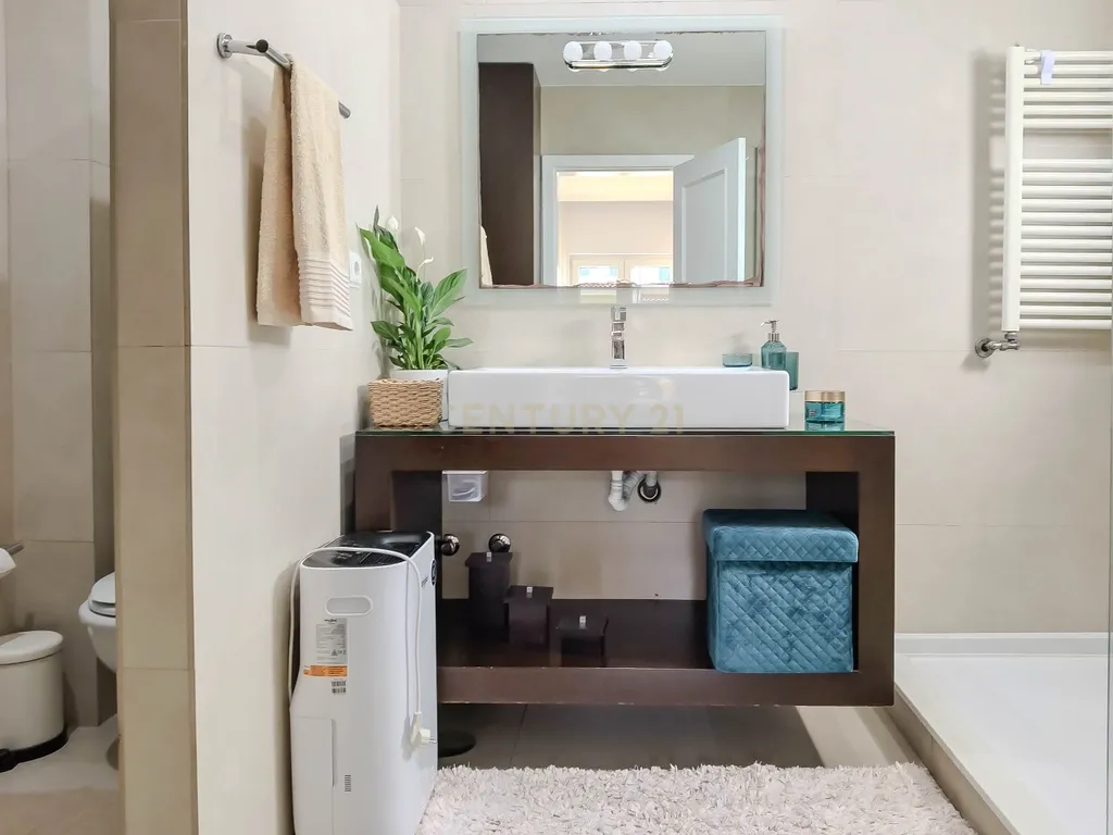 Luxuosa Moradia T3 em Gondomar com Vista Panorâmica e Piscina - Image 27