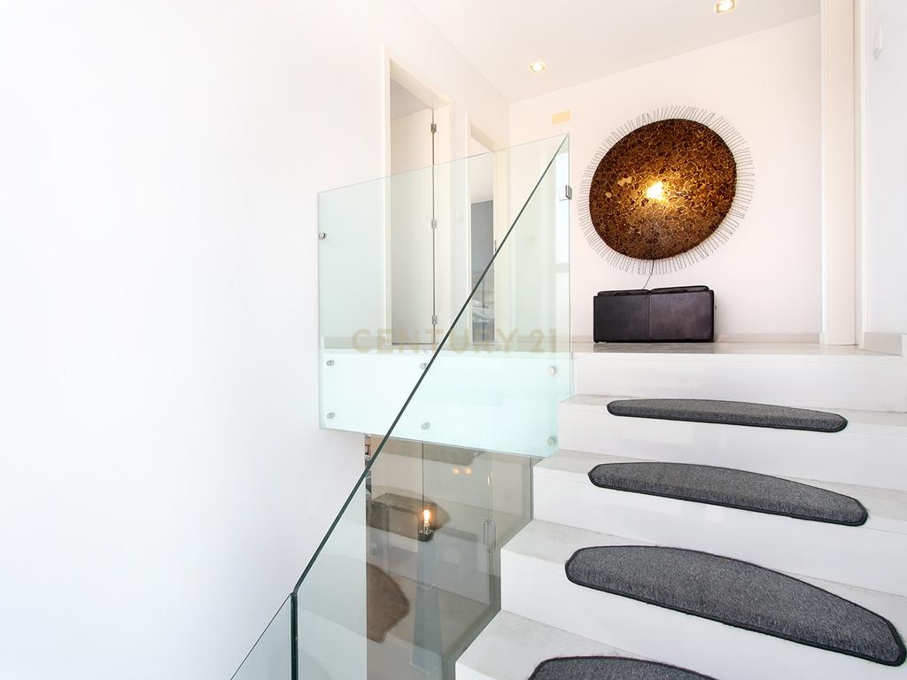 Moradia Isolada T4 Moderna com Piscina Privada, Jardim e Garagem Ampla na Pontinha - Image 20