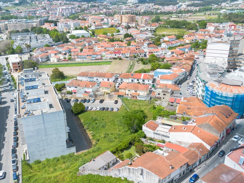 Prédio para reabilitação com terreno e viabilidade para construção na Venda Nova, em Rio Tinto - Image 43