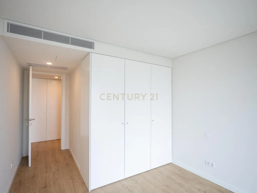 Apartamento T2 com estacionamento e piscina - Areeiro - Image 12