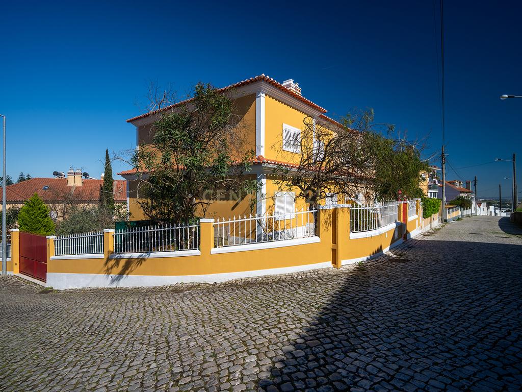 Fabulosa Moradia em Gaveto com Jardim - Image 1