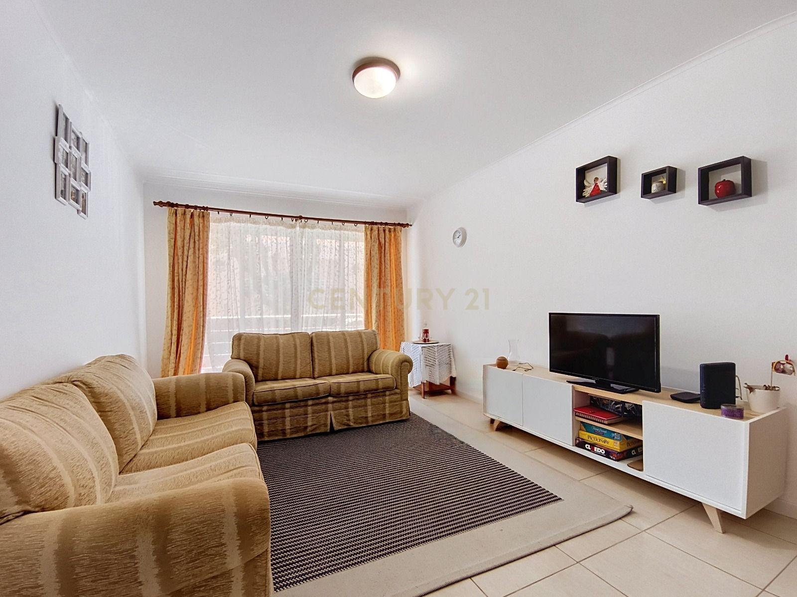Fotografia 10 de Apartamento T2 com Excelente Luminosidade e Localização Estratégica em Ponta Delgada