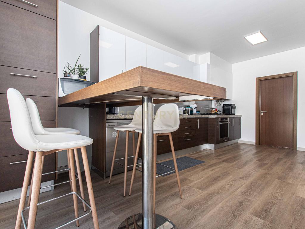 T4 Duplex Premium com Terraço / Arrecadação / 5 Lugares de Estacionamento / Marinha Grande - Image 35