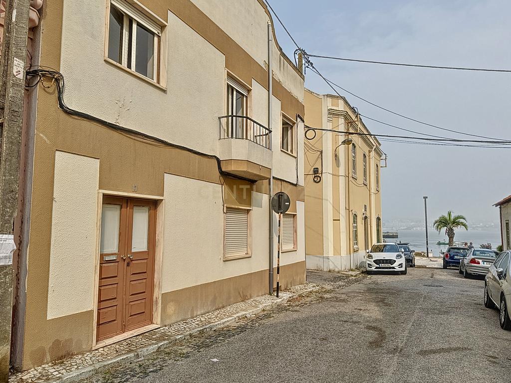Prédio na Trafaria para investimento - Image 1